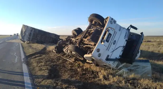 Tragedia en la Ruta 7: un camión cargado con soja volcó y dejó un muerto en Córdoba