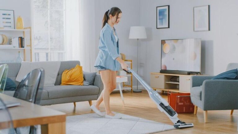 La realidad pincha la burbuja de los electrodomésticos virales: «Me compré una buena escoba que no se rompe»