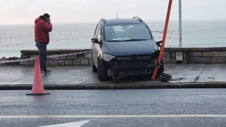 Mar del Plata: un auto chocó contra el paredón del Parque San Martín y casi desbarranca