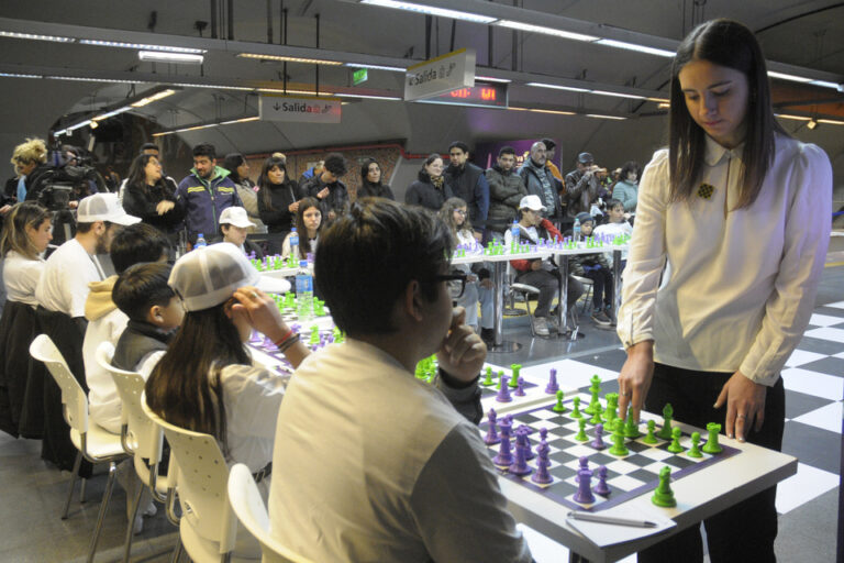 Candela Francisco protagonizó un nuevo torneo de ajedrez simultáneo
en el Subte