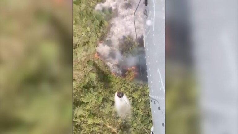 Así combaten desde un helicóptero cisterna el mayor incendio en décadas en el sur de Francia