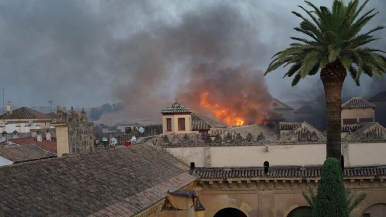 Destacan la rápida actuación de los bomberos en incendio de Mezquita-Catedral de Córdoba