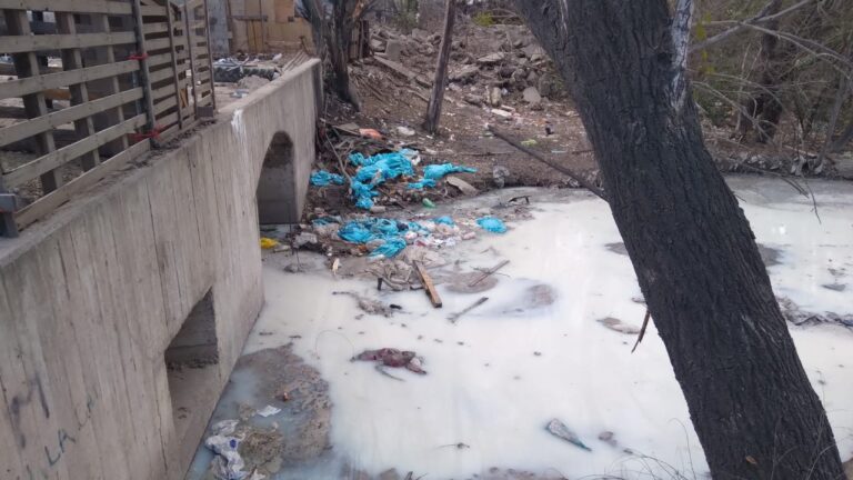 Córdoba: clausuraron fábrica que vertía líquidos industriales a la vía pública