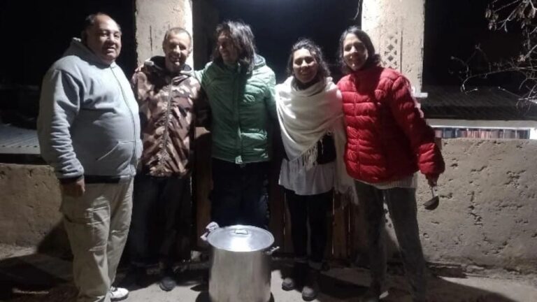 Carlos Paz: Cocinan y entregan viandas a los más necesitados