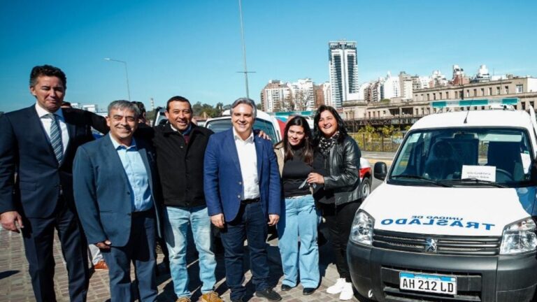 La Provincia entregó ambulancias y unidades de traslado por más de $330 millones