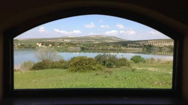 De encantamientos a refugio de especies protegidas: los misterios del único lago natural de Andalucía que se esconde en este municipio de Córdoba