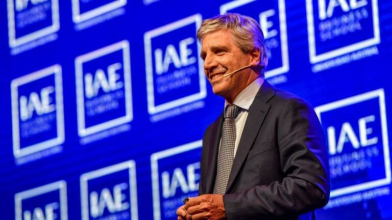 Luis Caputo insiste en que los bancos den más créditos en dólares