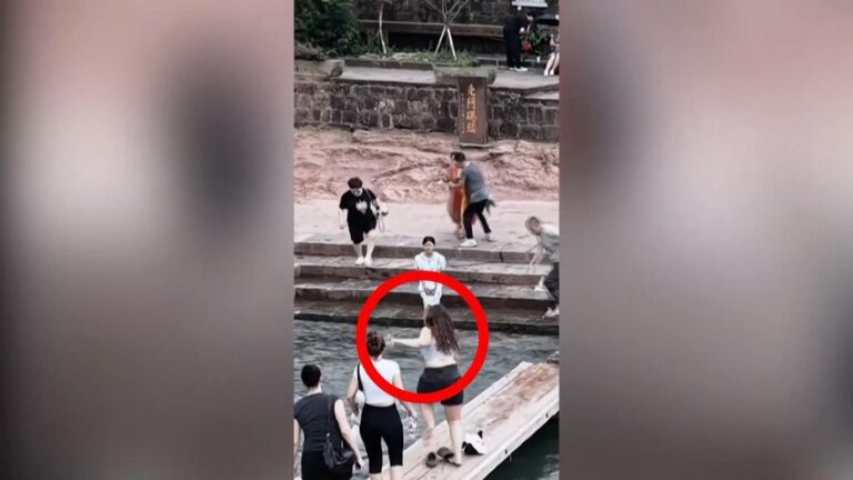 Turista española se lanza a un río y salva a un niño arrastrado por la corriente en China