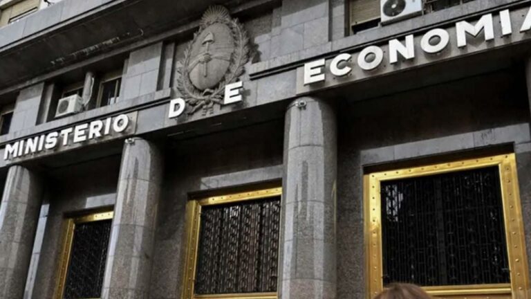 El Gobierno renovó el 60% del mega vencimiento de deuda en pesos