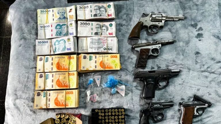 Seis detenidos con drogas, armas y más de cuatro millones de pesos