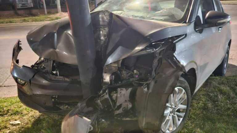 Robaron un auto, escaparon a toda velocidad y se estrellaron contra un semáforo