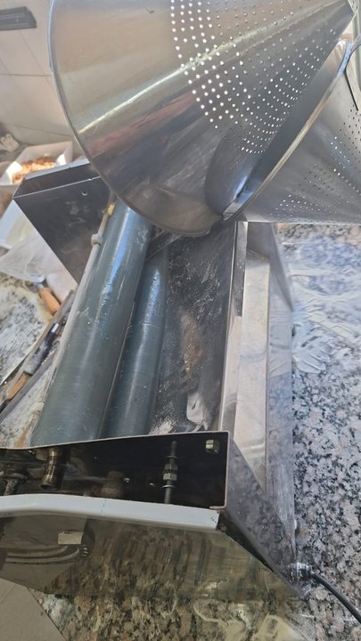 Trabajaba en una cocina y una máquina amasadora le aprisionó una mano