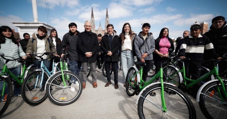 Axel Kicillof, de campaña en La Plata el mismo día que Javier Milei: «No sé con qué cara viene, es un falluto»