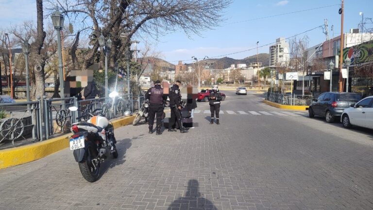 Choque en el centro de Carlos Paz dejó a una pareja en moto accidentada
