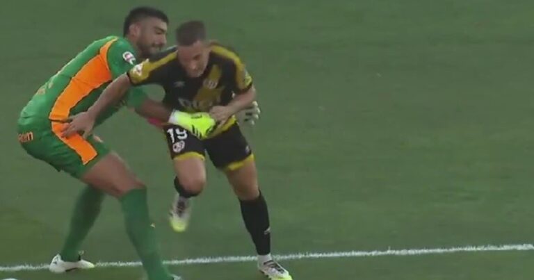 Los bloopers de un arquero argentino en el inicio de la Liga de España: dos errores insólitos y expulsión en el primer tiempo