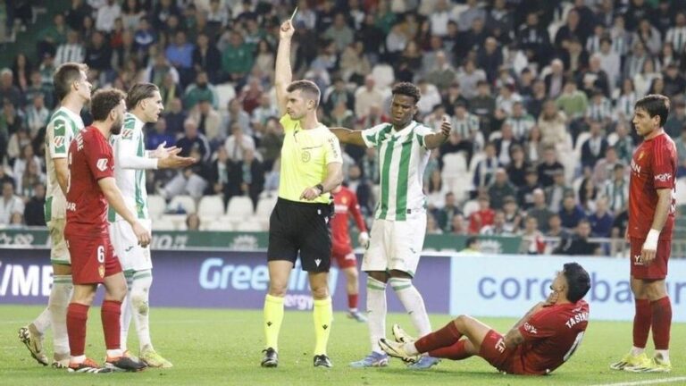 Sporting-Córdoba CF: Álvaro Moreno, el árbitro del partido, con unos precedentes aciagos para el equipo blanquiverde