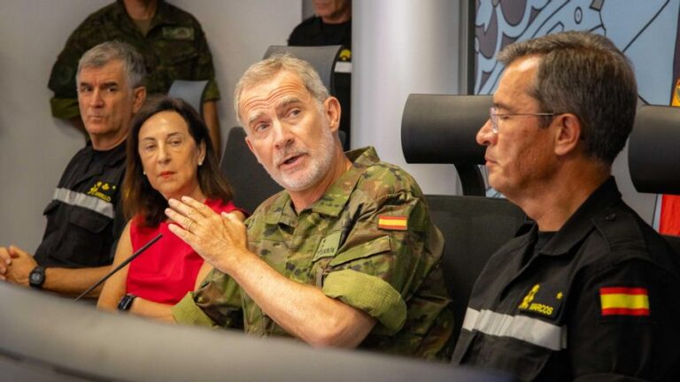 Felipe VI visita el cuartel de la UME para reconocer su labor contra la «voracidad» de los incendios