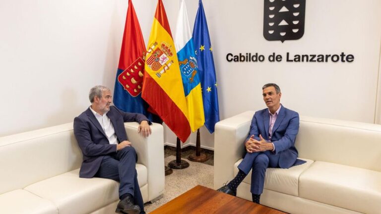 La reunión entre Pedro Sánchez y Fernando Clavijo en Lanzarote, en imágenes
