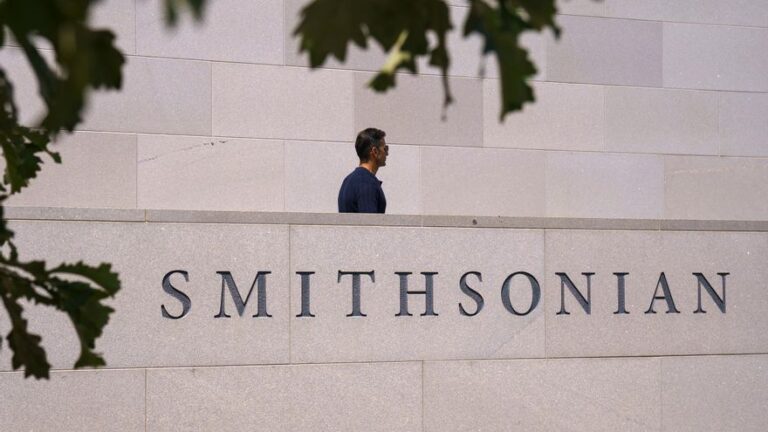 Trump recrudece su cruzada antiwoke contra los museos y resta importancia a la esclavitud