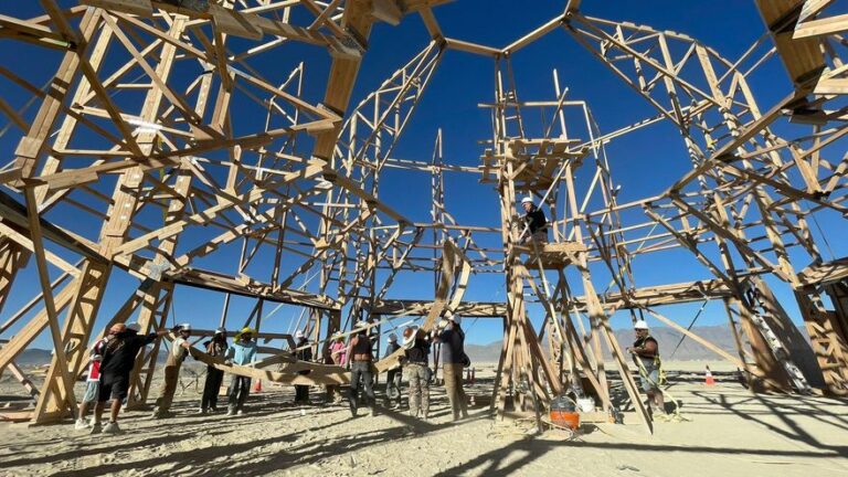Los recuerdos nacidos en València arderán con el fuego del templo del Burning Man