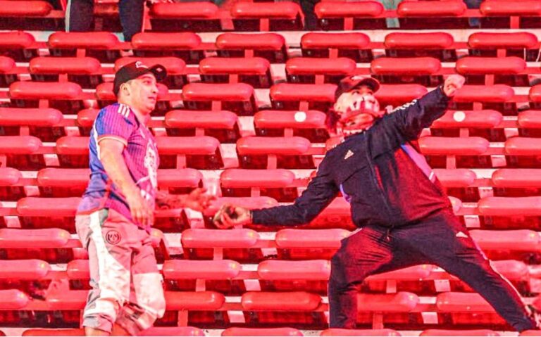 Violencia extrema en Independiente vs. U. de Chile: butacas quemadas, heridos y corridas