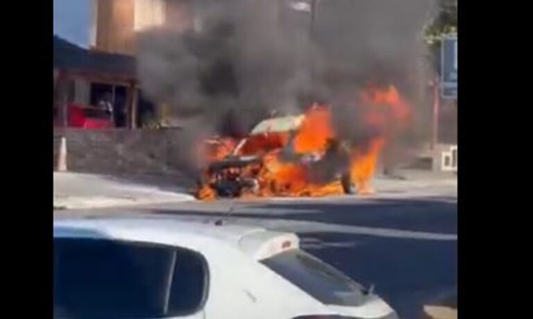 Carlos Paz: se incendió una camioneta en plena avenida Cárcano