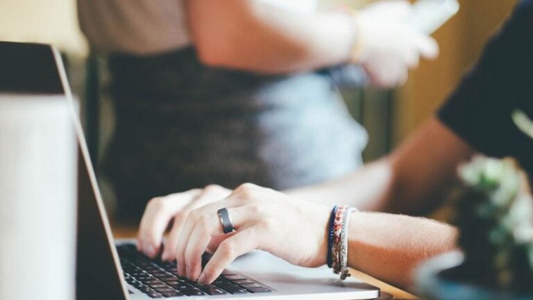 La muerte de un ‘streamer’ en directo tras 12 días sufriendo violencia extrema conmociona Francia y reabre el debate de los límites en internet