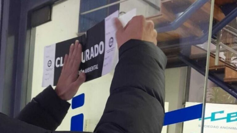 Cerraron un local por derramar un líquido verde en la vía pública