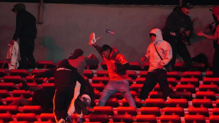 Un hincha chileno se debate entre la vida y la muerte: 19 heridos por el ataque de barras de Independiente