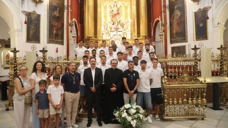 El Córdoba CF realiza su tradicional homenaje floral a San Rafael