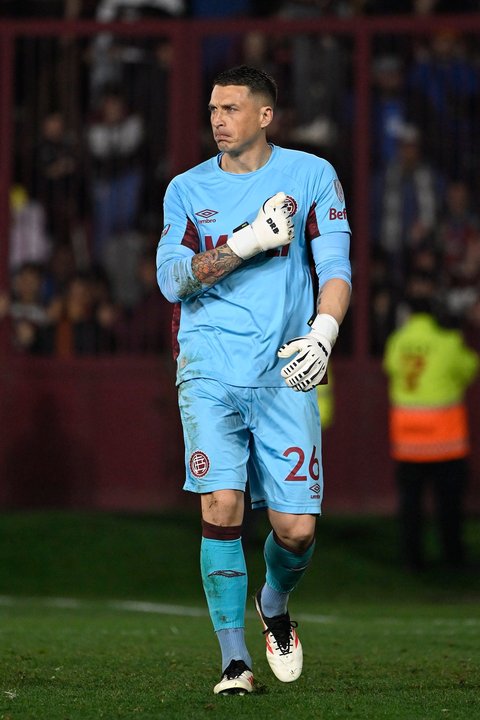 Lanús sella su pase a cuartos en una noche de penales y héroes inesperados