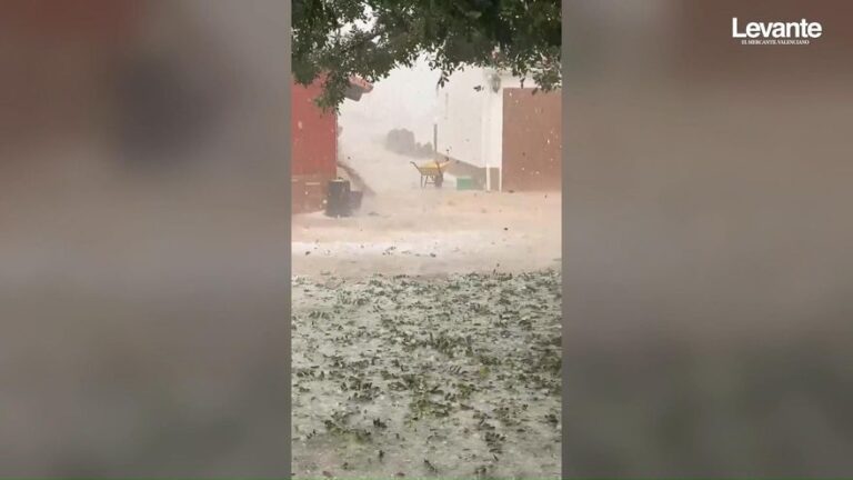 Un tormenta descarga granizo en Ontinyent