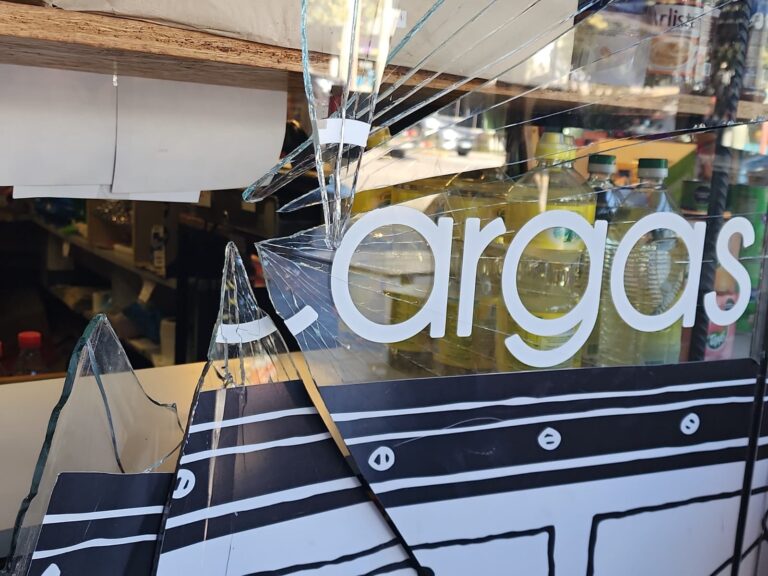 Intento de robo en Av Libertad: rompieron el vidrio a una despensa