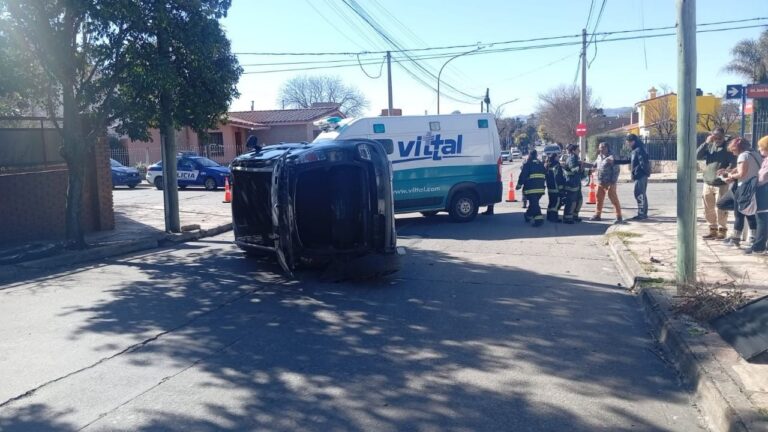 Carlos Paz: se rozaron en la esquina y un Citroën volcó tras perder la rueda