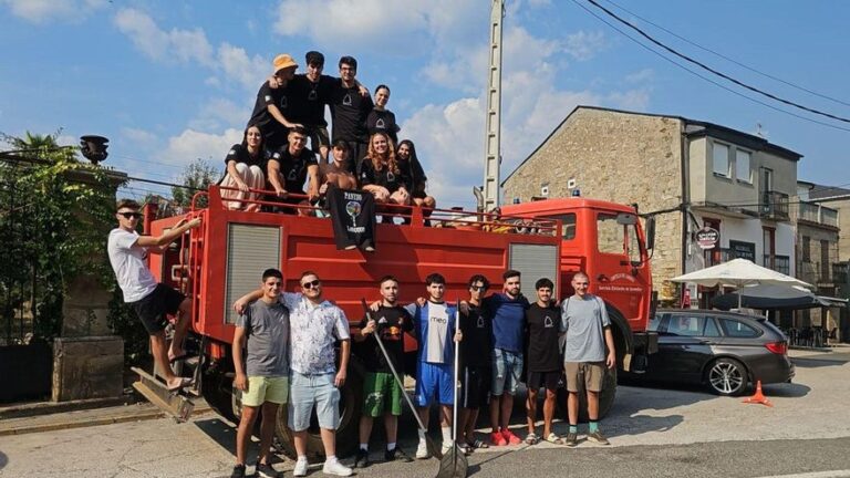 Un ejército de jóvenes en la lucha contra el fuego de Larouco (Ourense)