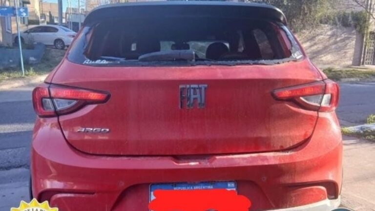 Córdoba: rompió la luneta de un auto, robó pertenencias y fue detenido al escapar