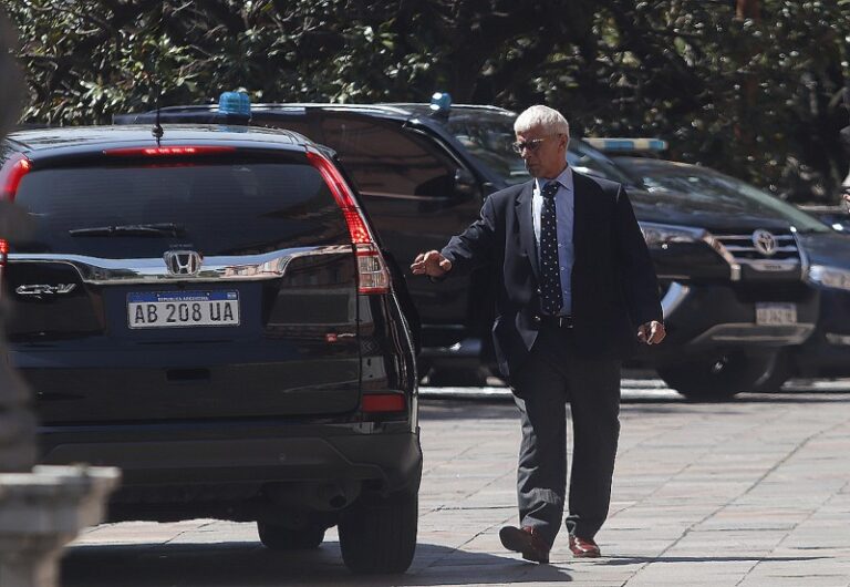 Cúneo se ofreció como defensor del caso de las coimas pero Milei lo quiere echar después de las elecciones