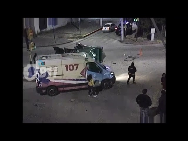 Video: perdió el control del auto, chocó contra un semáforo y salió caminando en Córdoba