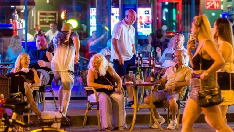 Los británicos consumen unos 14 millones de litros de cerveza al año en Benidorm mientras el alcopop empieza a destacar
