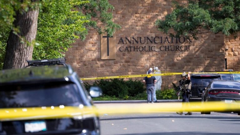 Violencia en EE.UU: un hombre mató a dos niños en un tiroteo en una escuela católica