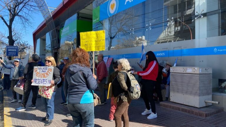 Jubilados marcharon hasta el Anses en su protesta de todos los miércoles