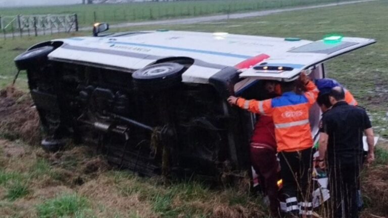 Increíble: volcó una ambulancia, enviaron otra y también se dio vuelta