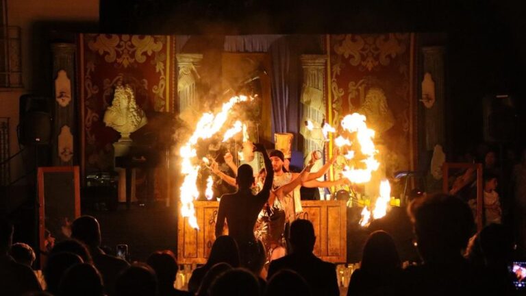 Encinas Reales enciende calles y plazas con la Noche Encandilada