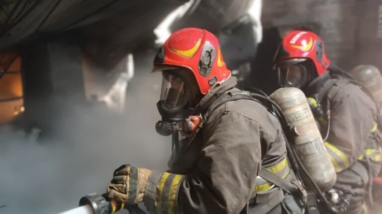 Córdoba: incendio provocó el derrumbe del techo de un taller