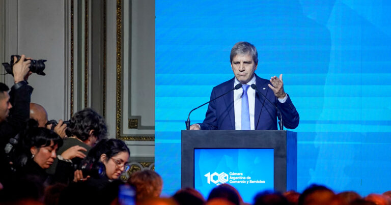 El Gobierno apela a una batería de estrategias para controlar al dólar en la previa de las elecciones bonaerenses