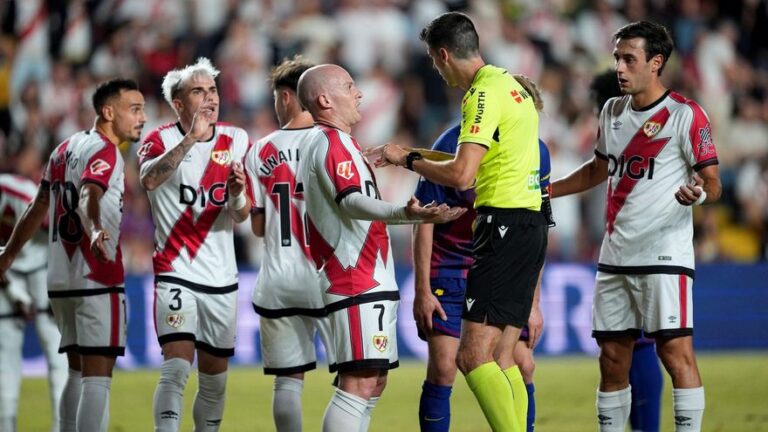 Por qué se siguió jugando el Rayo-Barça sin que funcionara el VAR?