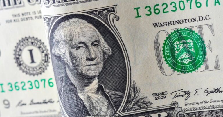 El Gobierno ya empezó a intervenir el dólar: el minorista bajó $10 y se aleja del techo de la banda