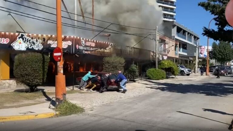 Héroes anónimos: con una piedra y coraje, salvaron un auto de las llamas