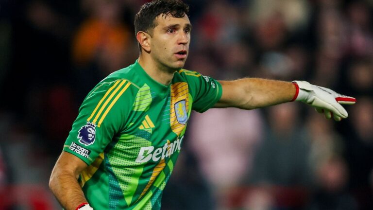 Inesperado presente para «Dibu» Martínez: el Manchester United compró a otro arquero y quedó colgado en su club