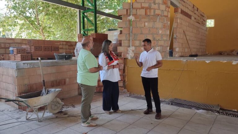 El Ayuntamiento de Baena mejora la caseta municipal con nuevos camerinos para los artistas